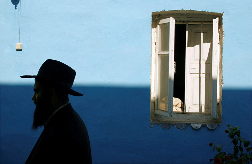 A rabbi walks in the courtyard of a synagogue in the ancient city of Debent on the Caspian Sea coast in Russia's Caucasus region of Dagestan August 17, 2007 (credit: REUTERS/THOMAS PETER/FILE PHOTO)
