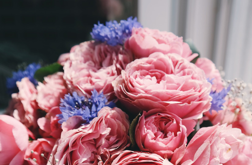  THE FOURTH Quarter movement coordinated the delivery of 6,500 bouquets to soldiers’ wives (credit: BRIGITTE TOHM/UNSPLASH, ILLUSTRATIVE)