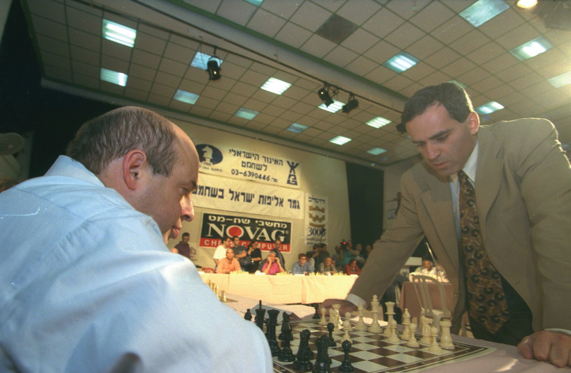  GARY KASPAROV (right) plays chess against Natan Sharansky during a simultaneous match against 25 competitors in Jerusalem in 1996. (credit: Avi Ohayon/GPO)