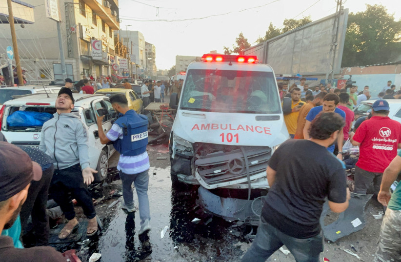 Los palestinos verifican los daños después de que un convoy de ambulancias fuera alcanzado, en la entrada del hospital Shifa en la ciudad de Gaza, el 3 de noviembre de 2023. (crédito: REUTERS/MOHAMMED AL-MASRI)