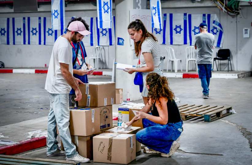  Israeli citizens pack donations of food and other necessities for the Israeli soldiers and citizens in the south, in Tel Aviv, October 15, 2023. (credit: AVSHALOM SASSONI/FLASH90)