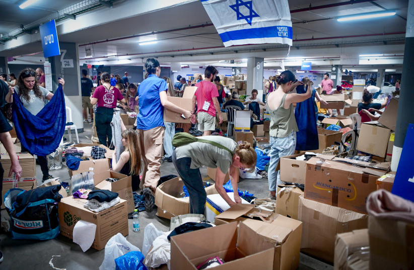  Israeli citizens pack donations of food and other necessities for the Israeli soldiers and citizens in the south, in Tel Aviv, October 15, 2023. (credit: AVSHALOM SASSONI/FLASH90)