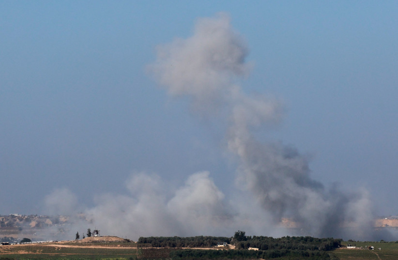 La fumée s'élève au nord de la bande de Gaza, au milieu du conflit en cours entre Israël et le Hamas, comme vu de Sderot, dans le sud d'Israël, le 8 novembre 2023 (crédit : REUTERS/AMMAR AWAD)