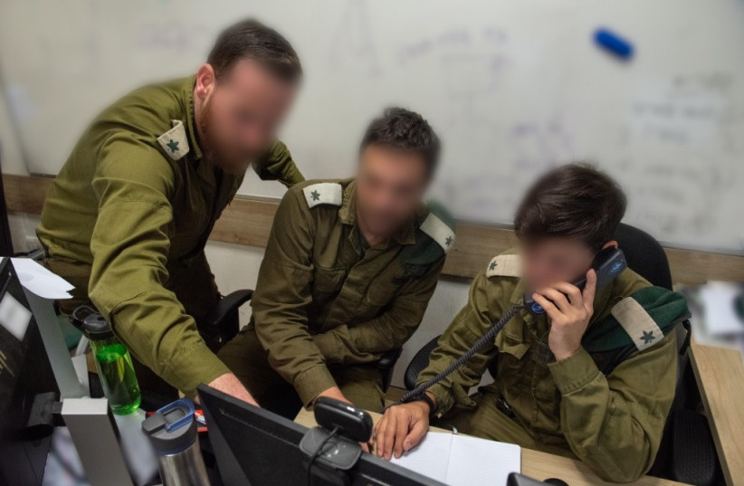Soldados de las FDI trabajando como parte de la unidad de recopilación de inteligencia del ejército israelí en el campo de batalla de Gaza