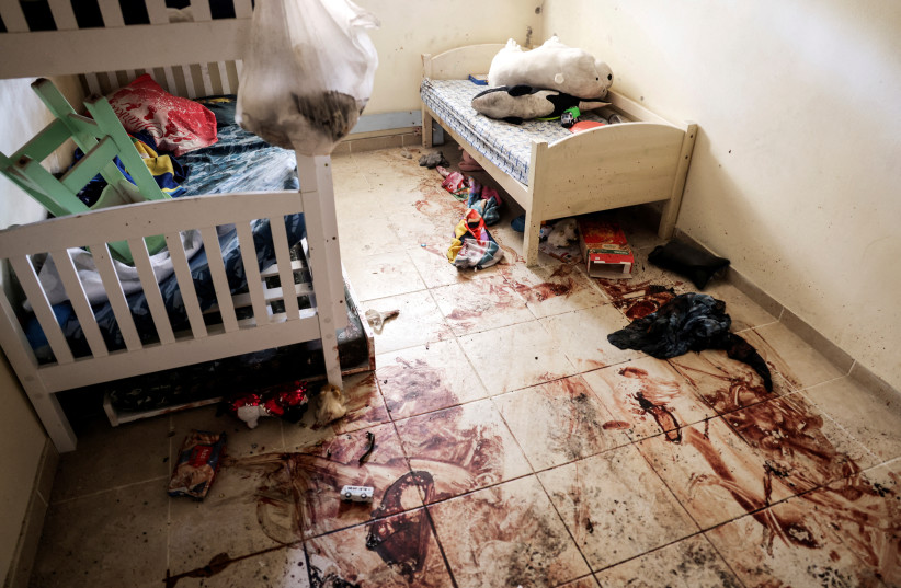 Детские игрушки и личные вещи лежат на залитом кровью полу детской спальни после смертельного проникновения боевиков Хамаса из сектора Газа в кибуц Беери на юге Израиля 17 октября 2023 года. (Фото: RONEN ZVULUN/REUTERS)