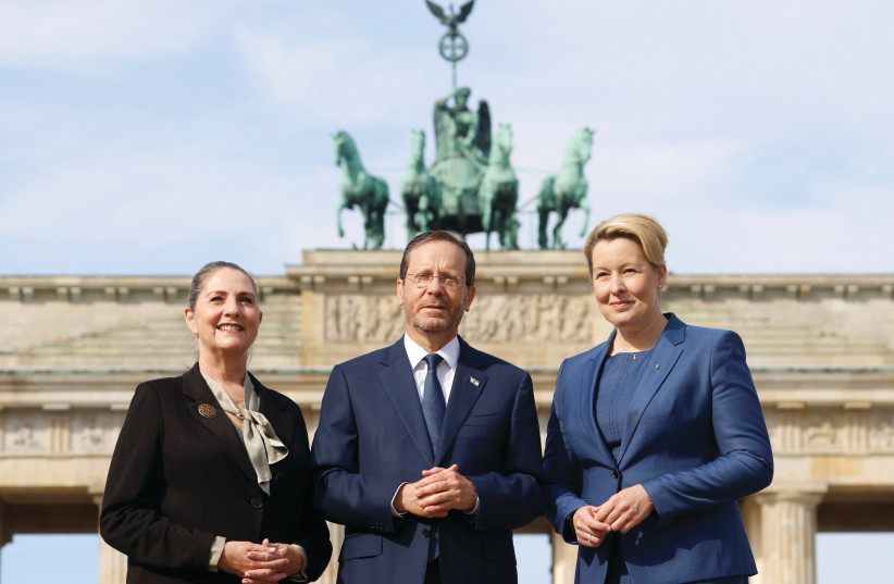  BERLIN MAYOR Franziska Giffey (R) welcomes President Isaac Herzog and wife, Michal, at the Brandenburg Gate last year.  (credit: MICHELE TANTUSSI/REUTERS)