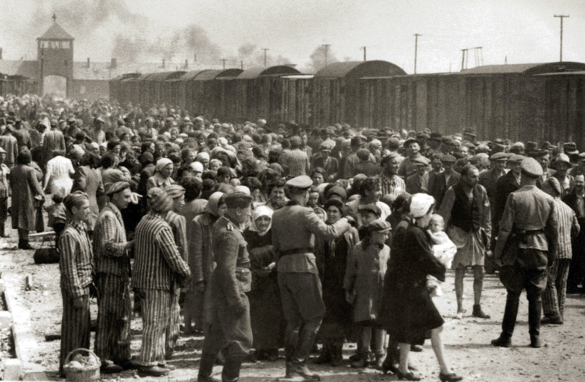  JUDÍOS HUNGRÍOS en la ‘rampa de selección’ de Auschwitz II-Birkenau, en la Polonia ocupada, primavera de 1944. Esta foto pertenece al ‘Álbum de Auschwitz,’ la única prueba visual que se conserva del proceso de asesinato en masa en Auschwitz-Birkenau. (crédito: YAD VASHEM/WIKIMEDIA COMMONS)