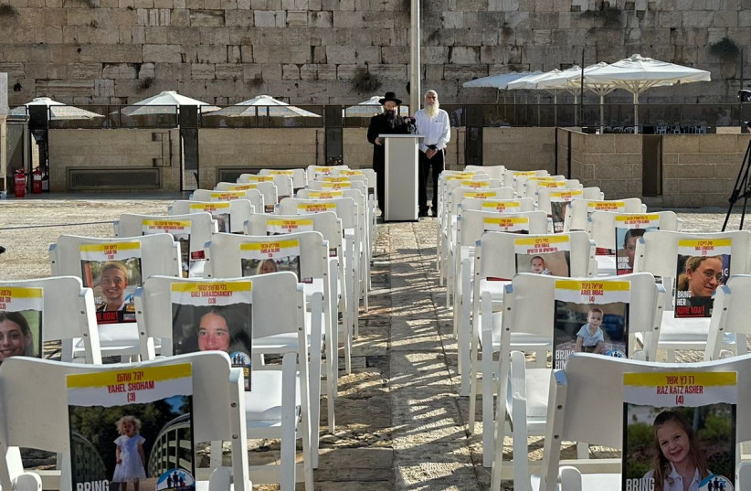  Praying for the child hostages at the Western Wall, November 16 2023. (credit: THE WESTERN WALL HERITAGE FOUNDATION)