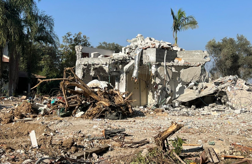 Фотографии разрушений в кибуце Беэри, сделанные в начале ноября 2023 года. (Фото: МААЯН ДЖАФФЕ-ХОФМАН)