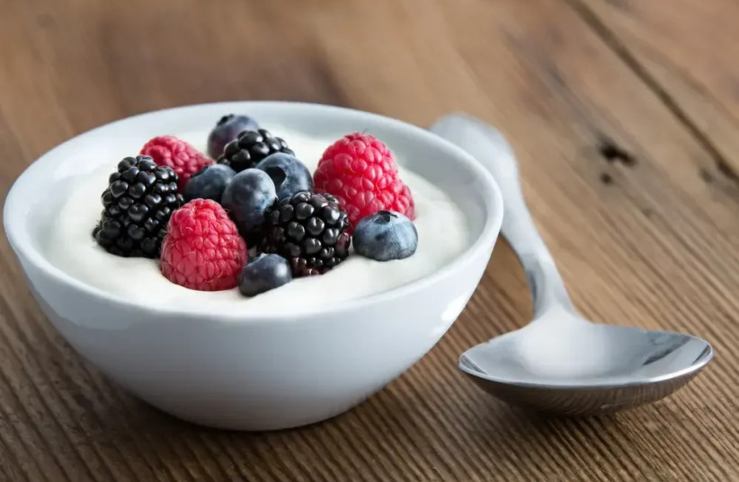  Yogurt with berries, and you can also sweeten it with silane (credit: SHUTTERSTOCK)