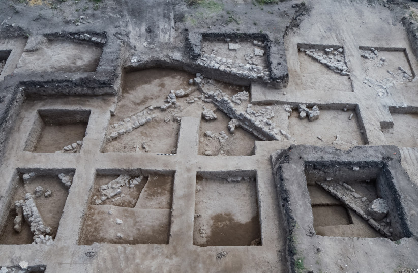 Um edifício antigo em 'En Esur no qual foram encontradas pedras de funda.