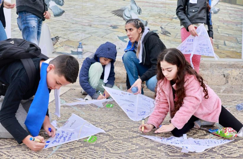 Israeli children fly kites in the Western Wall on November 19, 2023 (credit: THE GINOGLI MUNICIPAL CENTER OF THE CULTURE AND ARTS DEPARTMENT OF THE JERUSALEM MUNICIPALITY,)