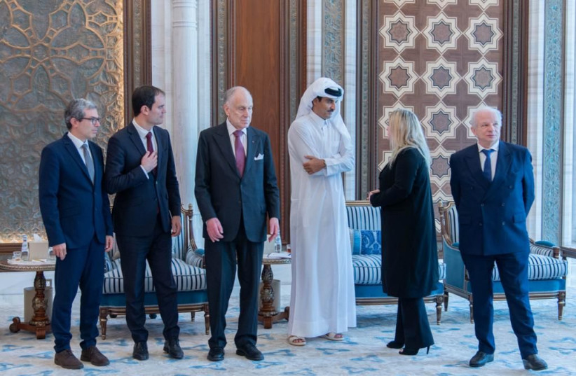 Ronald Lauder with the Emir of Qatar, others. (credit: QATARI GOVERNMENT)