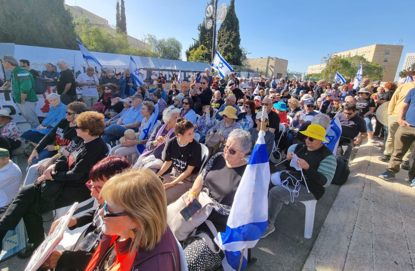  Ceremonia de Kabalat Shabat frente a la Knesset, donde acampan las familias de las víctimas y los rehenes.  (crédito: Cortesía)