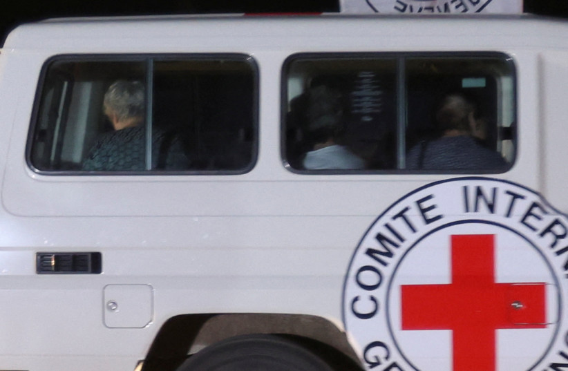 Автомобиль Красного Креста, входящий в состав конвоя, прибывает на пограничный переход Рафах на фоне сделки по обмену заложниками между ХАМАСом и Израилем, на юге сектора Газа, 24 ноября 2023 г. (Фото: REUTERS/ИБРАХИМ АБУ МУСТАФА)