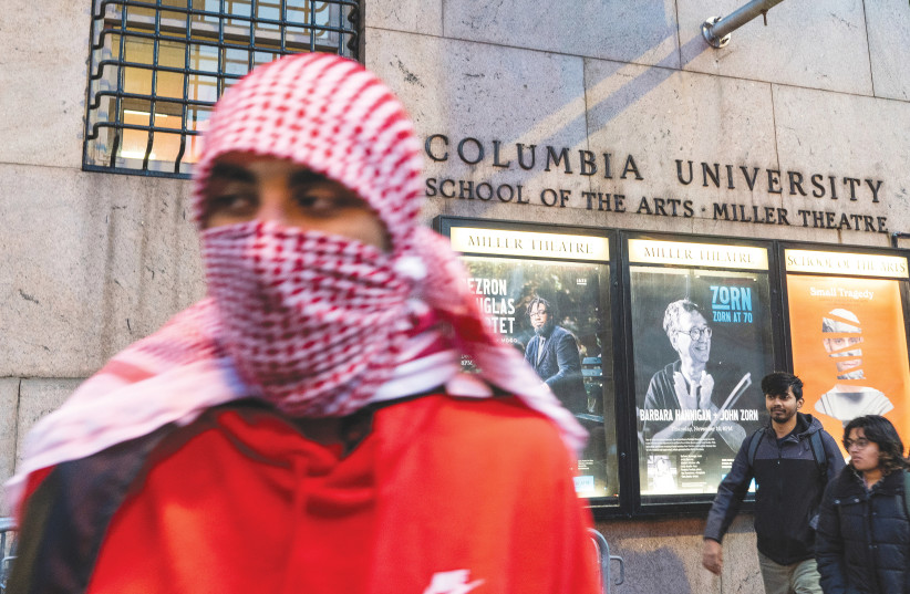  UN MANIFESTANTE asiste a una manifestación pro-palestina en la Universidad de Columbia, en la ciudad de Nueva York, a principios de este mes.  (crédito: EDUARDO MUNOZ / REUTERS)