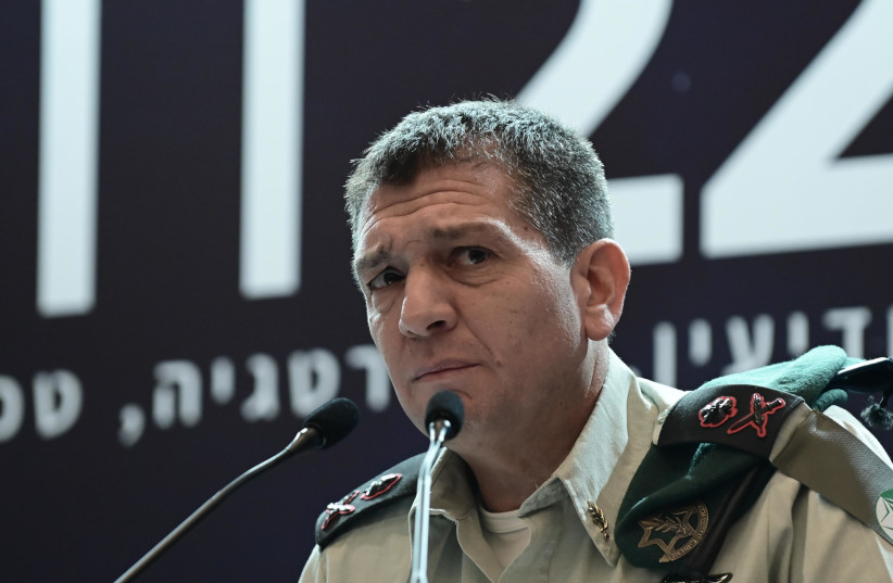 El Comandante de la Dirección de Inteligencia Militar de las FDI, Aharon Haliva, habla en una conferencia del Instituto Gazit en Tel Aviv, 5 de noviembre de 2022. (Crédito: TOMER NEUBERG/FLASH90)