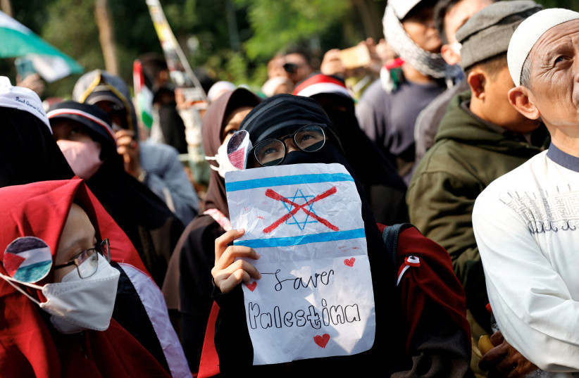  Pro-Palestinian supporters take part in a rally calling for an end to the ongoing conflict between Israel and the Palestinian Islamist group Hamas, outside the U.S. Embassy in Jakarta, Indonesia, October 11, 2023. (credit: REUTERS/WILLY KURNIAWAN)