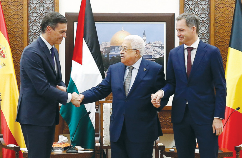 El primer ministro de ESPAÑA, Pedro Sánchez (izquierda) y el primer ministro de Bélgica, Alexander De Croo se reúnen con el jefe de la Autoridad Palestina, Mahmoud Abbas en Ramallah la semana pasada. (Crédito: ALAA BADARNEH/REUTERS)