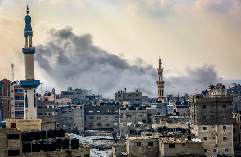  El humo se eleva tras los ataques aéreos israelíes visto desde Rafah, en el sur de la Franja de Gaza, 1 de diciembre de 2023 (crédito: ABED RAHIM KHATIB/FLASH90)