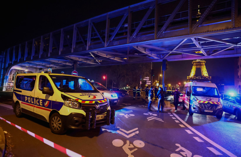  French police secures the access to the Bir-Hakeim bridge after a security incident in Paris, France December 2, 2023. (credit: REUTERS/Stephanie Lecocq)