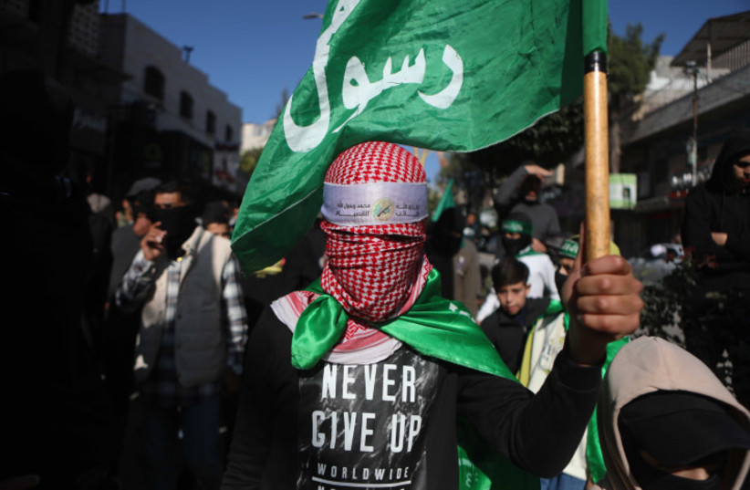 Partidarios de Hamas participan en una protesta en apoyo del pueblo de Gaza en Hebrón, Cisjordania, 1 de diciembre de 2023 (crédito: WISAM HASHLAMOUN/FLASH90)