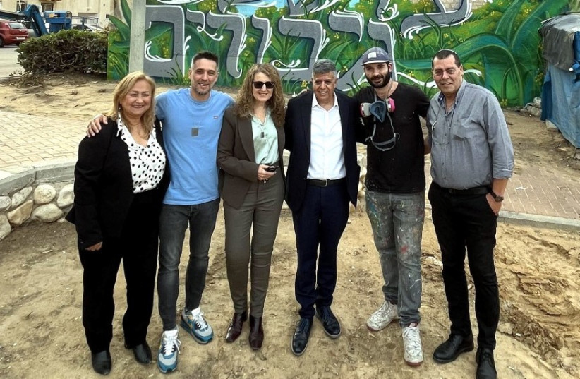  Various stakeholders stand in front of the new mural. (credit: ARAD LEVY AND ELAD MAZMER)