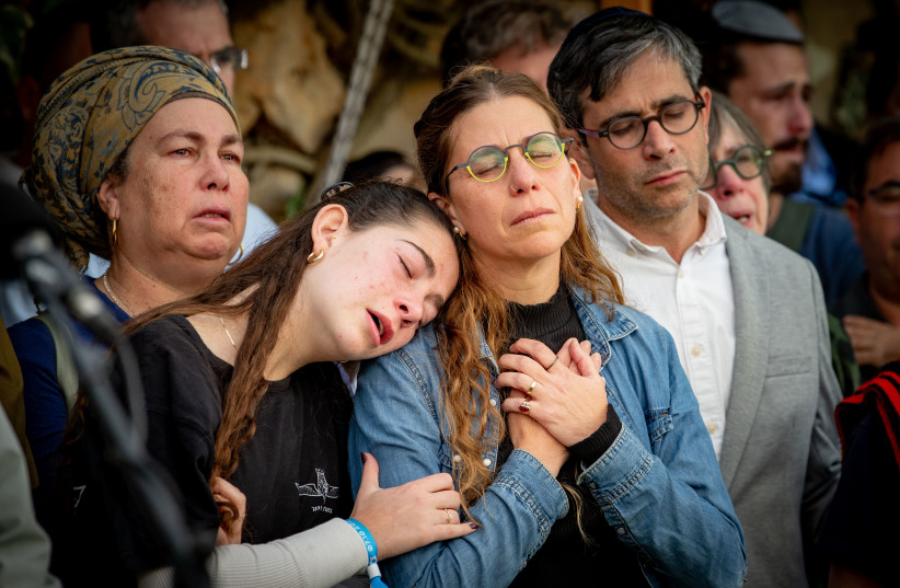  Family and friends of Ben Zussman mourn at his funeral at the Mount Herzl Military Cemetery in Jerusalem on December 4, 2023, he was killed during a ground operation in the Gaza Strip.  (credit: ARIE LEIB ABRAMS/FLASH 90)