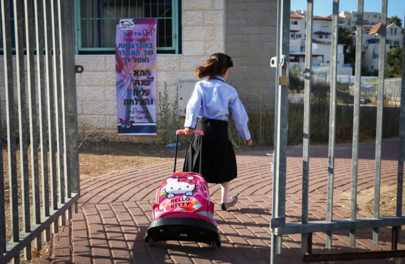  Ultra Orthodox girls go to their haredi school ''Mishkenot Da'at'' which is located on the premises of the secular ''Language and Cultures'' school, in Beit Shemesh, on September 8, 2014. (credit: FLASH90)
