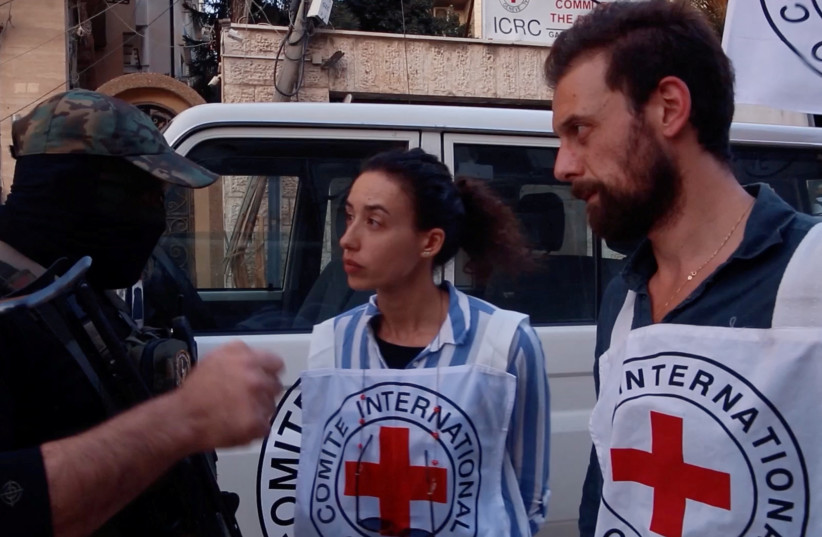 Террорист ХАМАС взаимодействует с членами Международного комитета Красного Креста. (Фото: Военное крыло ХАМАС/Раздаточный материал через REUTERS)