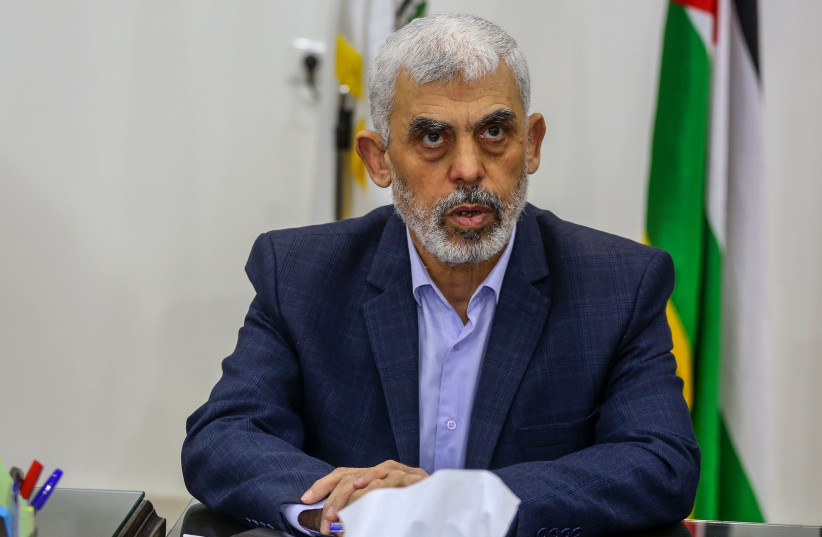 Яхья Синвар, лидер палестинского исламистского движения ХАМАС, проводит встречу с членами палестинских фракций в офисе президента ХАМАС в городе Газа, 13 апреля 2022 года. (Фото: АТТИА МУХАММЕД/FLASH90)