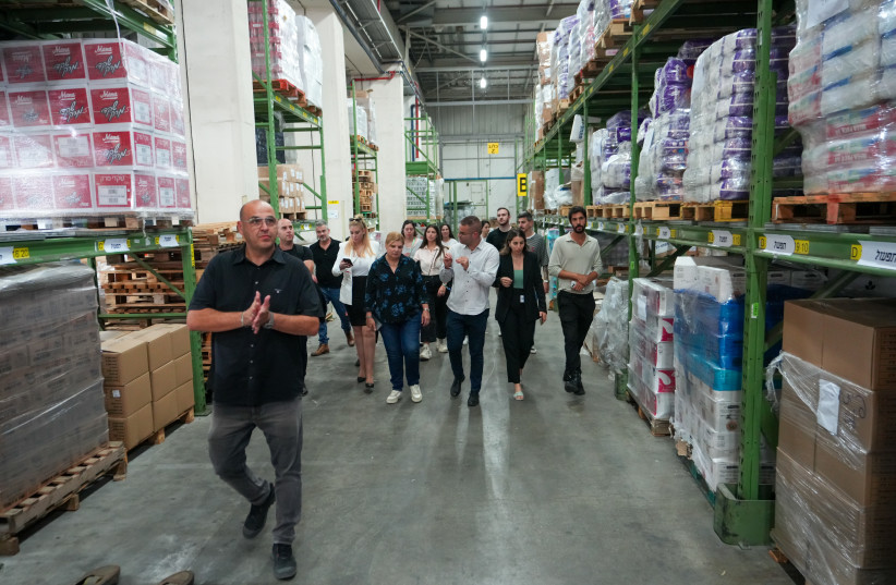  A group of members of Knesset volunteer at a Pitchon-Lev facility. (credit: YANIV KADAR)