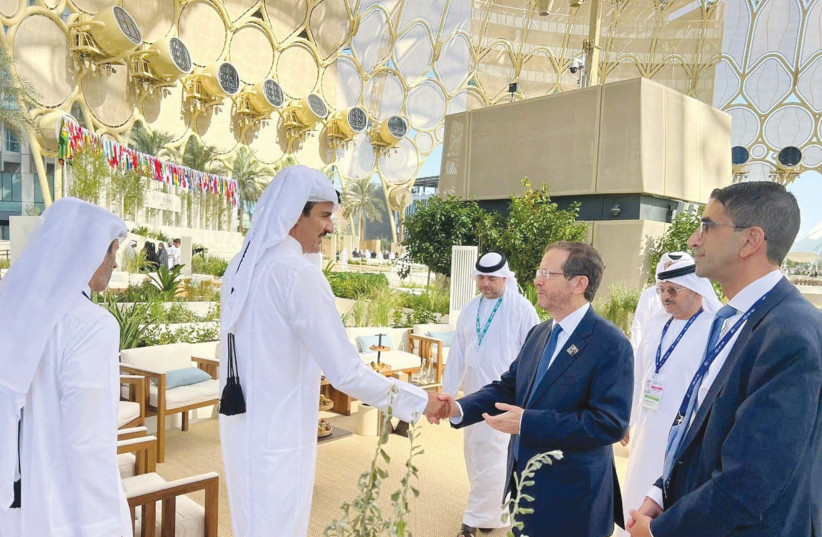  PRESIDENT ISAAC Herzog shakes hands with Qatari Emir Sheikh Tamim Bin Hamad Al Thani at the UN Climate Change Conference in Dubai, on December 1.  (credit: PRESIDENT'S RESIDENCE)