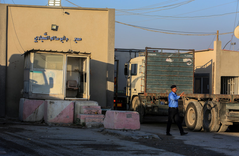 Des camions aperçus au terminal de Kerem Shalom, principal point de passage des marchandises entrant à Gaza, dans le sud de la bande de Gaza, le 10 septembre 2023 (crédit : ABED RAHIM KHATIB/FLASH90)