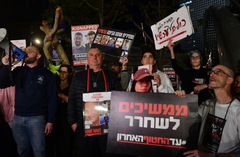  Families of hostages gather to call for a hostage release deal after three hostages were killed in an IDF rescue mission (credit: MAARIV)