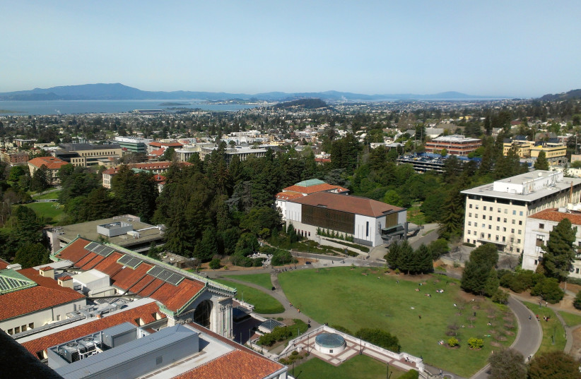  UC Berkeley Campus - view from Sather Tower of Memorial Glade (credit: Firstcultural / PUBLIC DOMAIN)