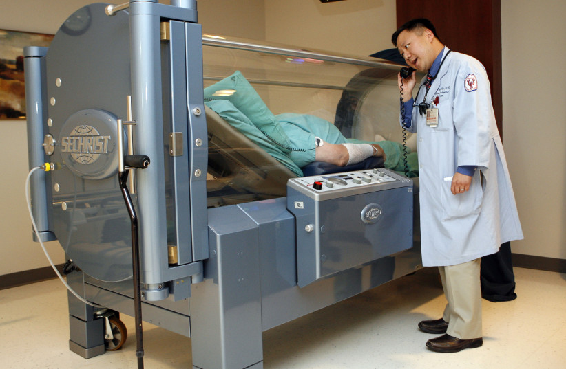  Dr. Andy Chiou talks to patient Gerald Marlow in the hyperbaric chamber in the new OSF Saint Francis Medical Center office in the newly annexed section of Peoria, Illinois August 5, 2009. (credit: REUTERS/Jeff Haynes)