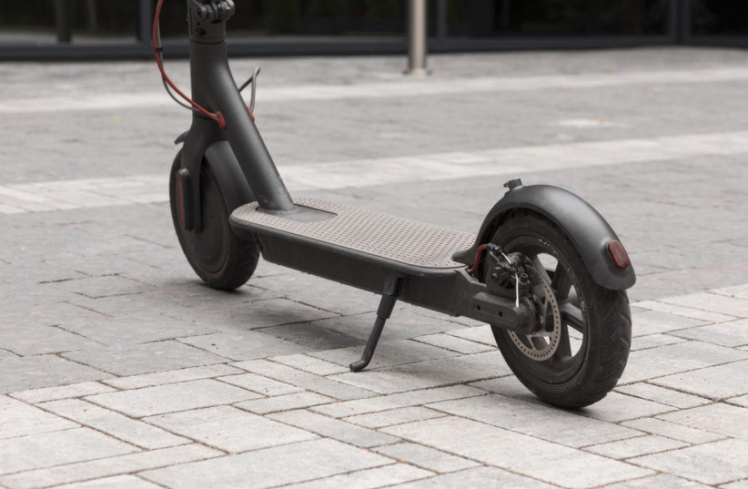 electric scooter street (credit: INGIMAGE)