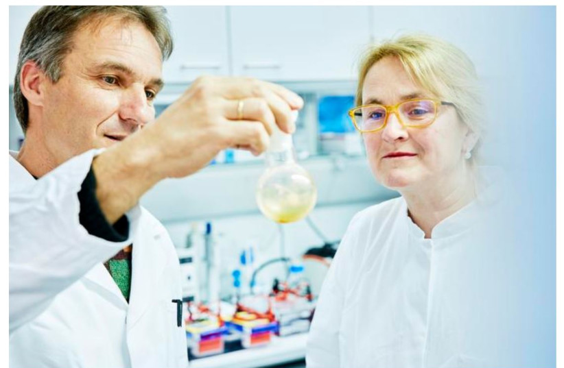  Dr. Bernhard Krismer and Prof. Stephanie Grond in the microbiology lab of the University of Tübingen’s interfaculty institute of microbiology and infection medicine (credit: Jörg Jäger/University of Tübingen)