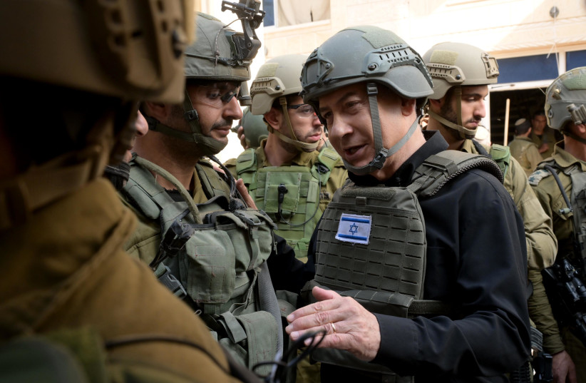  El primer ministro Benjamin Netanyahu visita a soldados de las FDI en el norte de Gaza, 25 de diciembre de 2023 (crédito: GPO/AVI OHAYON)