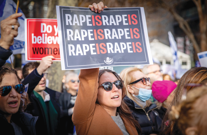 A principios de este mes se lleva a cabo una PROTESTA contra la violencia sexual cometida en la masacre del 7 de octubre –y el silencio internacional posterior– frente a la sede de la ONU en la ciudad de Nueva York. (crédito: YAKOV BINYAMIN/FLASH 90)