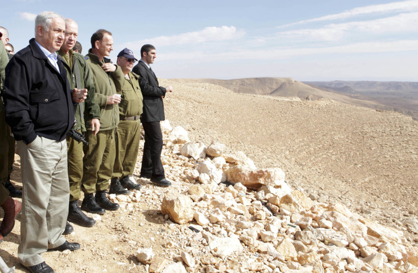  Israel's Prime Minister Benjamin Netanyahu (L) tours the Israel and Egypt border in southern Israel January 21, 2010. (credit: REUTERS/Ariel Jerozolimsk/Pool)