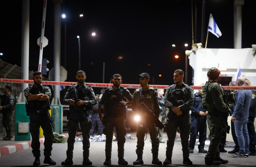  Police and security personnel at the scene of a stabbing attack at a checkpoint, near Jerusalem, December 28, 2023 (credit: Chaim Goldberg/Flash90)