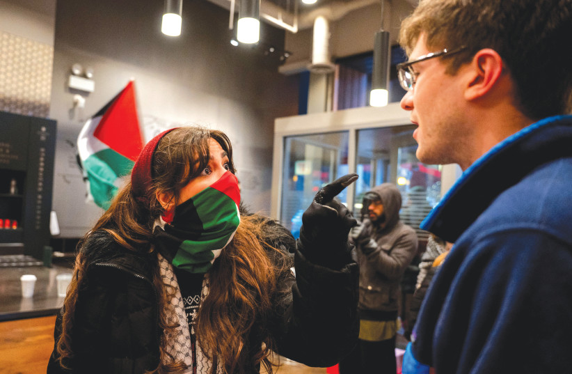  MIEMBROS DE Chicago Youth Liberation for Palestine protestan en una Cafetería Starbucks el domingo, en medio de las protestas contra Israel en todo Estados Unidos. (credit: Vincent Alban/Reuters)