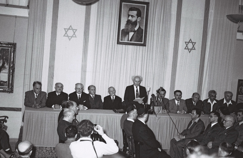 DAVID BEN-GURION lee la Declaración de Independencia del Estado de Israel en Tel Aviv el 14 de mayo de 1948. (crédito: HANS PINN/GPO)