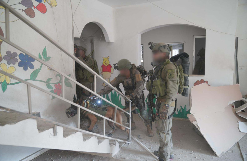  IDF soldiers operate in the Gaza's Khan Yunis on January 9, 2024 (credit: IDF SPOKESPERSON'S UNIT)