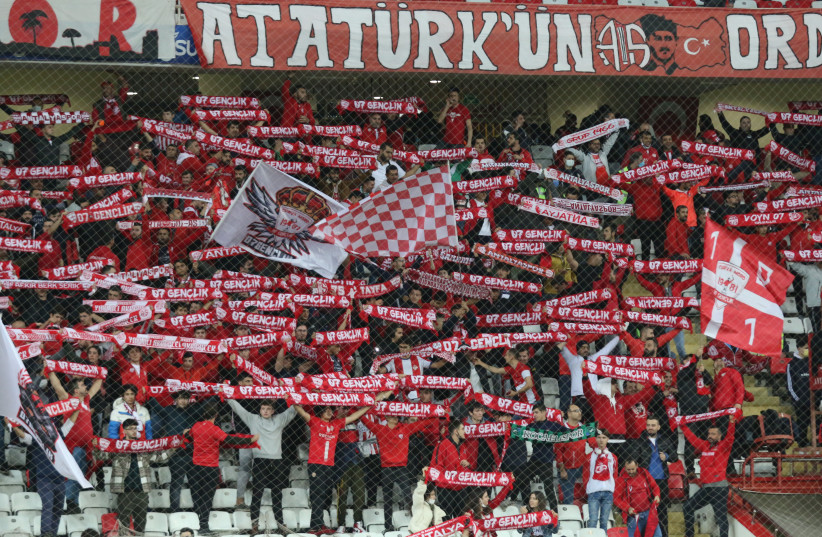  	Antalyaspor fan at Antalyaspor vs Trabzonspor, December 2021 (credit: Antalyaspor/Wikimedia Commons)