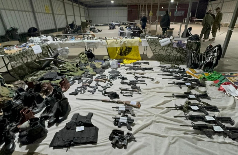  Explosivos, armas y equipo militar confiscado por las fuerzas israelíes en Tulkarm el 19 de enero de 2024. (crédito: UNIDAD DE PORTAVOCES DE LAS FDI)