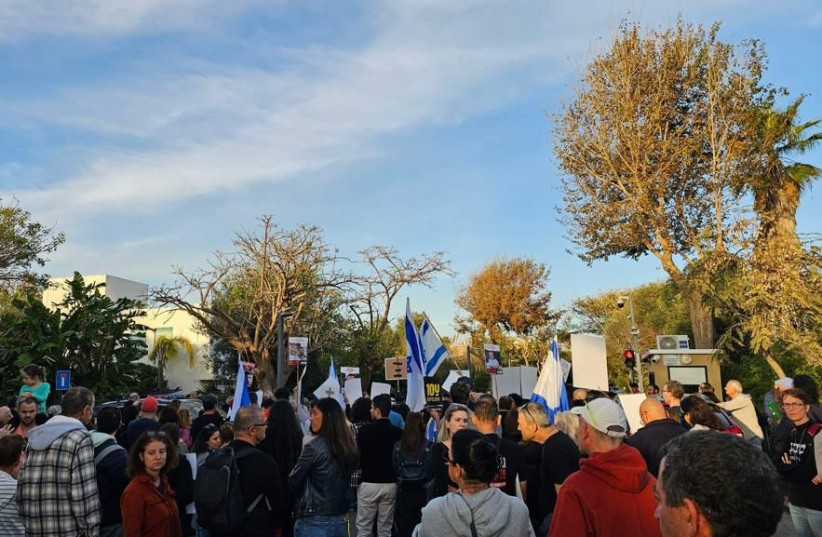  Protesters outside the Netanyahu family home calling for the return for the hostages, January 20, 2024. (credit: Hostage and Missing Families Forum)