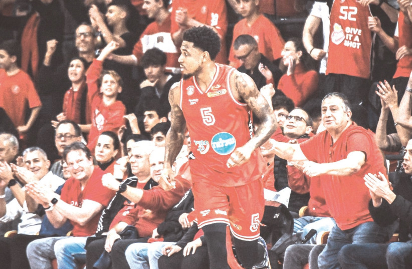  XAVIER MUNFORD caught fire in the fourth quarter for Hapoel Tel Aviv to propel the Reds past Maccabi Tel Aviv in a tight derby on Saturday night at Drive-In Arena. (credit: YEHUDA HALICKMAN)